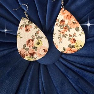 Spring type Leather tear drop pierce earrings